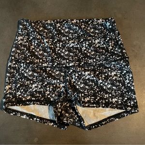 Lululemon Shine Short Roll Down size 6. Color: shimmy shimmer black white